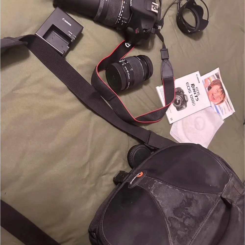 Canon EOS Rebel T5 DSLR Camera Kit in Black